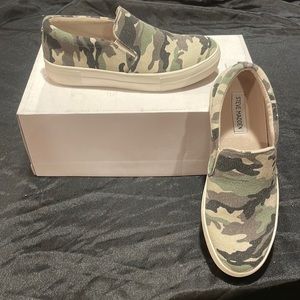 STEVE MADDEN GILLS PLATFORM SLIP-ON SNEAKER